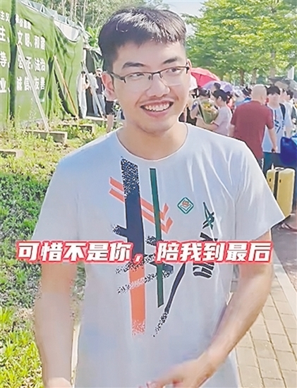 李冠宏在投入地演唱。視頻截圖