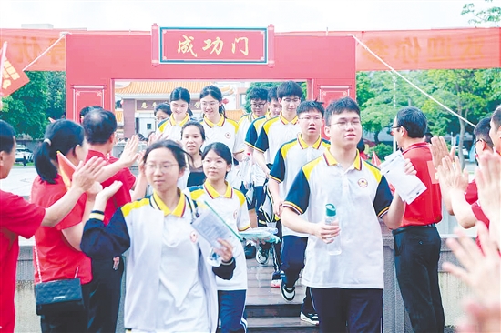 高考不僅是對(duì)學(xué)識(shí)的檢驗(yàn)，更是一段鐫刻著拼搏與成長(zhǎng)的青春記憶。