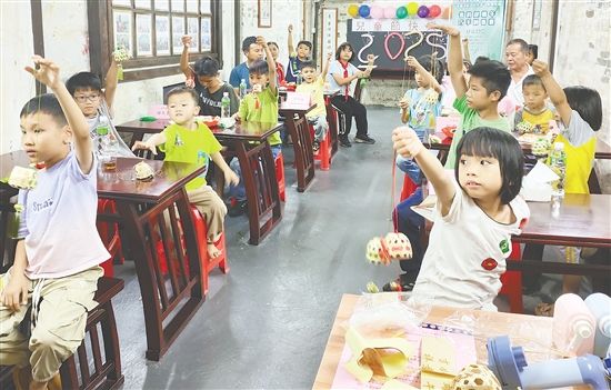 學(xué)堂開展豐富多彩的活動，注重培養(yǎng)孩子的興趣愛好。
