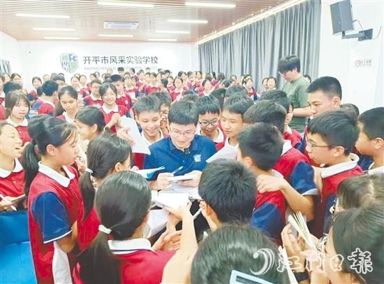 講座后，學(xué)生們紛紛找徐吉磊簽名留念。