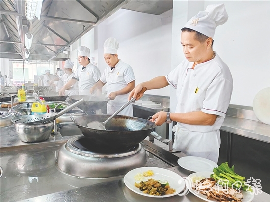 近年來，開平市人社局依托“粵菜師傅”技能大師工作室及企業(yè)實訓(xùn)基地，累計培養(yǎng)持證“粵菜師傅”超1000人。
