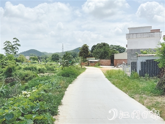 曾經(jīng)泥濘的道路經(jīng)過(guò)改造后，面貌煥然一新，村民出行、農(nóng)產(chǎn)品運(yùn)輸更方便了。