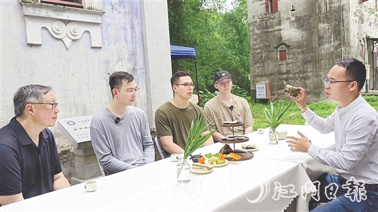胡毓航和三個(gè)兒子通過地方美食了解家鄉(xiāng)風(fēng)土人情。