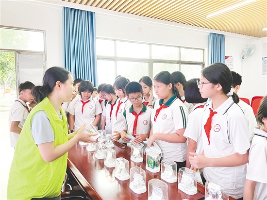 禁毒社工向?qū)W生講解禁毒知識。