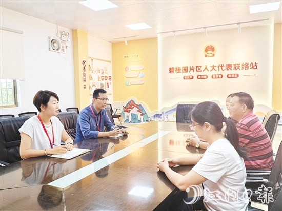 以9個代表聯(lián)絡(luò)站為載體，人大會城工委堅持實行“三定”制度，形成“代表常在、群眾常來、實事常辦”工作常態(tài)。