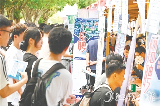 招聘活動現(xiàn)場人頭攢動。
