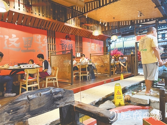 近期，很多外地游客到新會石澗故事私房菜品嘗《三餐四季》同款陳皮藥膳。