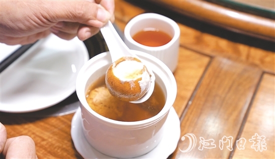陳皮金盞湯是湯中湯，以新會陳皮搭配多種食材熬制而成。