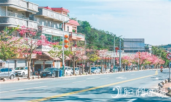 三合鎮(zhèn)溫泉村將生態(tài)優(yōu)勢轉(zhuǎn)化為發(fā)展優(yōu)勢，打造“水清岸綠、設(shè)施完善、鄉(xiāng)風(fēng)文明”的宜居環(huán)境。