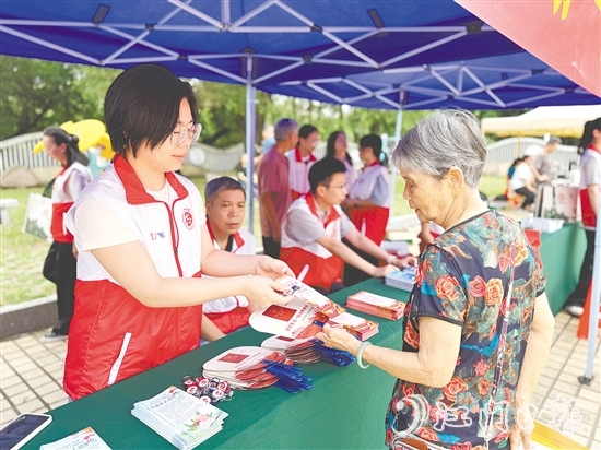 工作人員向群眾普及檔案法、檔案法實施條例等法律法規(guī)知識，增強群眾的檔案法治觀念。