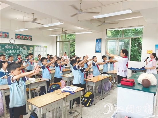 在實(shí)操環(huán)節(jié)，學(xué)生在專業(yè)師資的指導(dǎo)下學(xué)習(xí)急救技能。