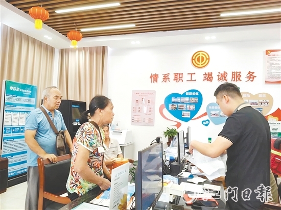 為解決漁民換證難題，工會(huì)直接將服務(wù)臺(tái)搬到漁港。