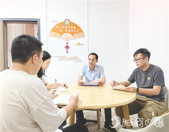 羅哲敬（右）用腳步丈量土地，用真情化解堅(jiān)冰。