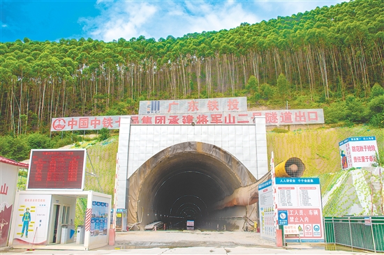 將軍山二號隧道順利貫通標志著珠肇高鐵建設(shè)取得階段性重要進展。