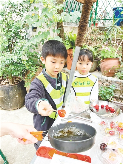 孩子們用自己采收的甘蔗熬糖水制作糖葫蘆，感受勞動的樂趣。