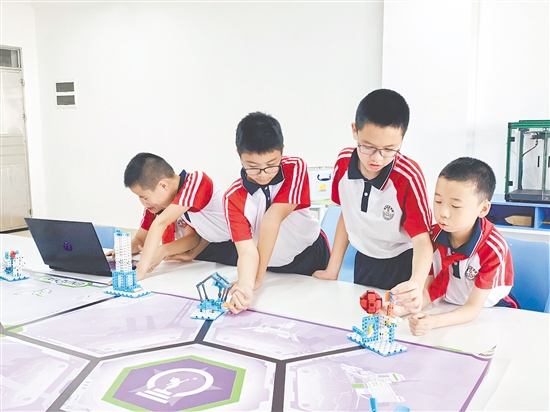 學(xué)校機(jī)器人格斗團(tuán)隊(duì)在練習(xí)編寫格斗策略程序。