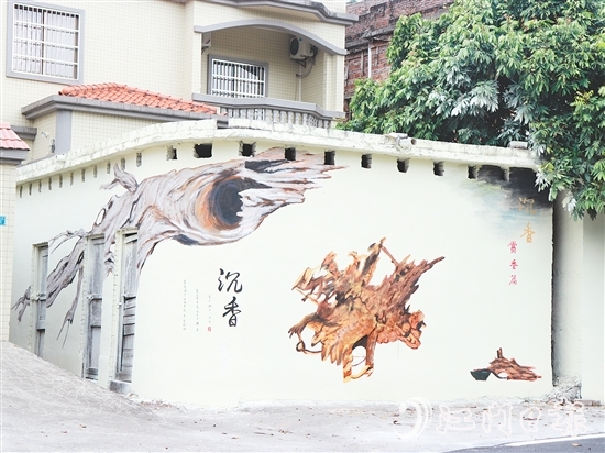 坑尾村在農(nóng)房墻面畫上沉香墻繪，營造濃厚的沉香文化氛圍。