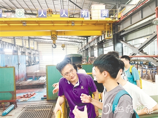 在廣東博盈特焊技術(shù)股份有限公司，企業(yè)代表與學子們在生產(chǎn)一線進行交流。