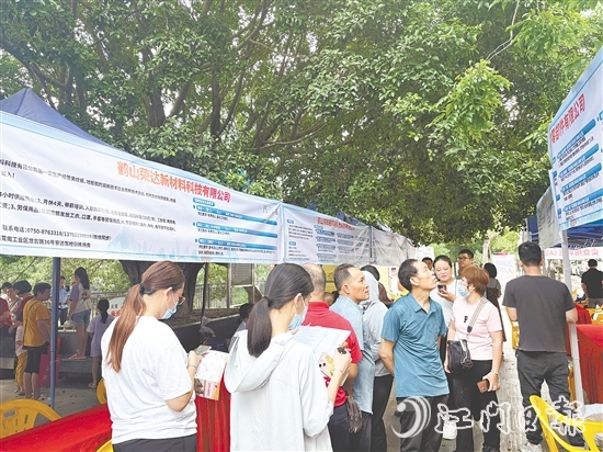 招聘會(huì)現(xiàn)場(chǎng)人來(lái)人往，各企業(yè)紛紛亮出自家“靚崗位”“好待遇”。