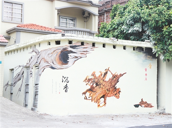 坑尾村在農(nóng)房墻面畫(huà)上沉香墻繪，營(yíng)造濃厚的沉香文化氛圍。