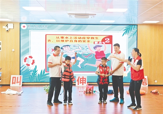 在現(xiàn)場互動環(huán)節(jié)，講師邀請學(xué)生上臺體驗(yàn)救生衣穿戴、模擬岸上施救動作等。