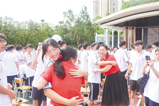 在紀(jì)元中學(xué)的2025屆高三畢業(yè)典禮上，教師與畢業(yè)生擊掌、擁抱。