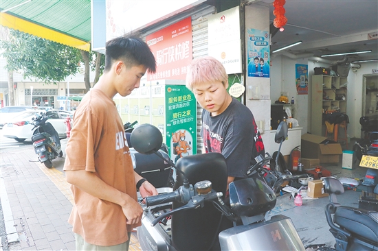 愛心驛站可為外賣騎手提供車輛維修服務(wù)。