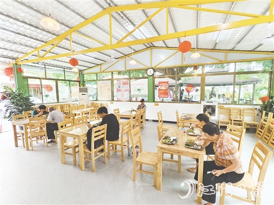 恩平市通過(guò)改建恩城街道小島社區(qū)一處老人時(shí)常聚集的活動(dòng)場(chǎng)所，引入餐飲機(jī)構(gòu)運(yùn)營(yíng)社區(qū)長(zhǎng)者食堂，滿足老人就餐需求。