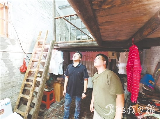 張正毅（左）與村干部一起到村中了解村民危房改造情況。