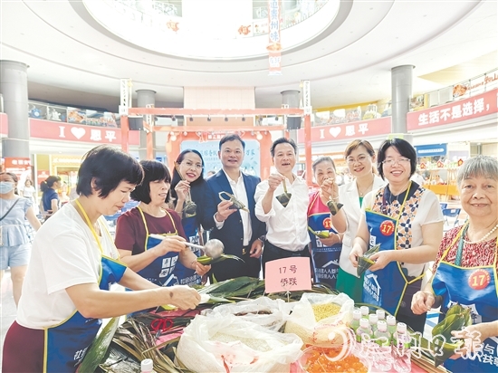 吳衛(wèi)均（左四）參加恩平市端午節(jié)慈善包粽活動，并為活動慷慨捐款。