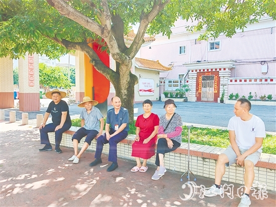 梁榮根（左三）與群眾交流。
