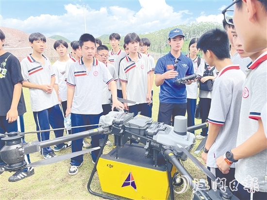 九年級學生向飛手了解無人機的操控技巧。