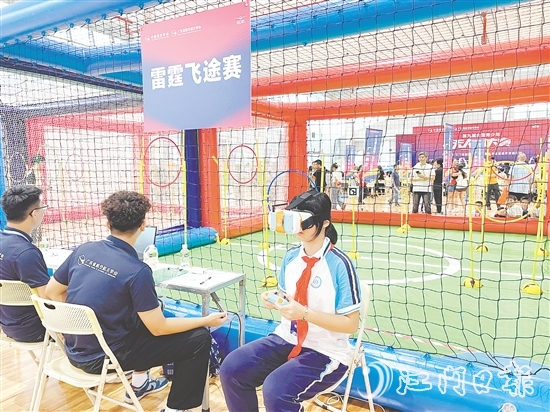第九屆全國青少年無人機大賽廣東省賽（江門主站賽）中，相關(guān)項目的選手戴上VR眼鏡，通過“第一視角”操控無人機。