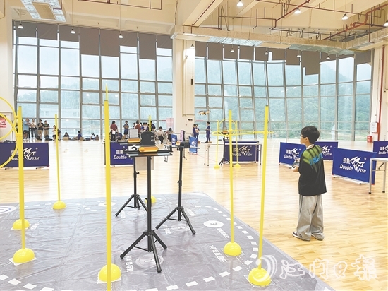 在第九屆全國青少年無人機大賽廣東省賽（江門主站賽）上，選手在比賽中操控無人機。