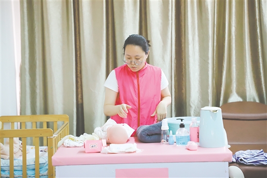 澳門考生模擬嬰兒生活照護(hù)。