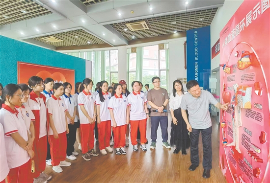 市民參觀江門市無償獻(xiàn)血教育基地。