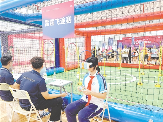 第九屆全國青少年無人機(jī)大賽廣東省賽（江門主站賽）中，相關(guān)項目的選手戴上VR眼鏡，通過“第一視角”操控?zé)o人機(jī)。