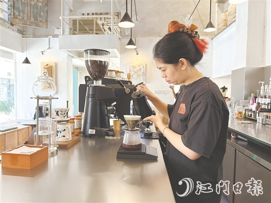 在梁艷芬看來，與其在城市里內(nèi)卷，不如回到熟悉的地方，把熟悉的事情做到極致，哪怕是一間小小的咖啡店，也能泡出自己的風(fēng)味，走出自己的路。