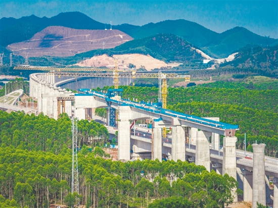 珠肇、廣湛高鐵交會路口施工現(xiàn)場。