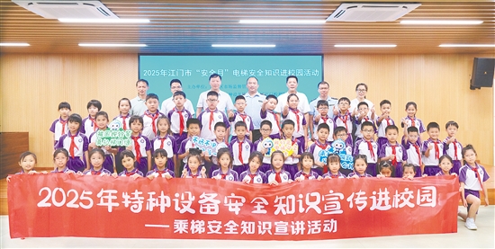 活動結(jié)束后，有關(guān)人員與學(xué)生代表合影留念。