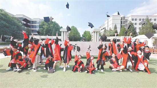 小營(yíng)員在清華大學(xué)大門合影留念。