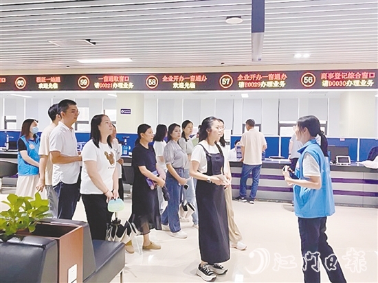 在講解員的引導(dǎo)下，群眾代表開(kāi)啟了一場(chǎng)沉浸式政務(wù)服務(wù)體驗(yàn)之旅。