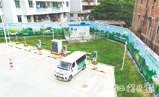 新建的榮匯世家小區(qū)側充電站設施方便快捷，環(huán)境干凈整潔。