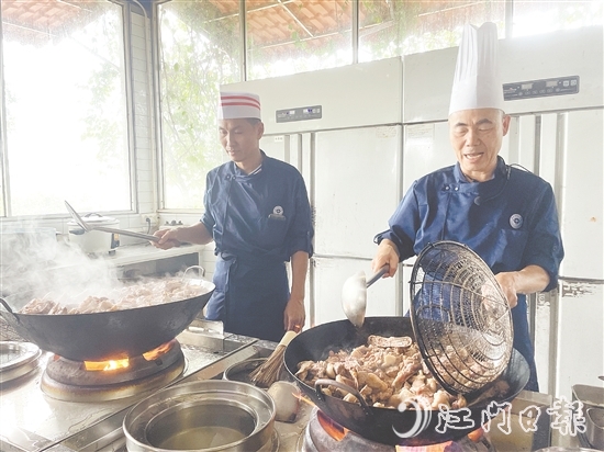 34名學(xué)員通過“理論教學(xué)+實(shí)操演練”模式，系統(tǒng)學(xué)習(xí)僑鄉(xiāng)經(jīng)典菜式。
