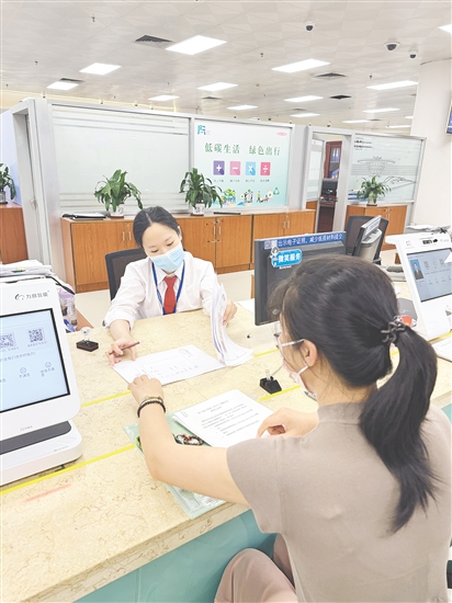 市行政服務(wù)中心窗口工作人員為企業(yè)辦理商事登記業(yè)務(wù)。