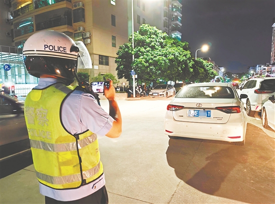 交警通過巡邏勸導(dǎo)、違停拖移、教育處罰等措施來規(guī)范停車秩序。