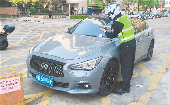 交警通過巡邏勸導(dǎo)、違停拖移、教育處罰等措施來規(guī)范停車秩序。