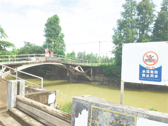 古井鎮(zhèn)在溺水事故隱患點(diǎn)顯著位置懸掛橫幅、張貼標(biāo)語(yǔ)，組織人員發(fā)放防溺水宣傳單。
