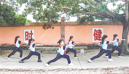 廣海鎮(zhèn)中心小學(xué)武術(shù)社團(tuán)活動受到學(xué)生的歡迎。
