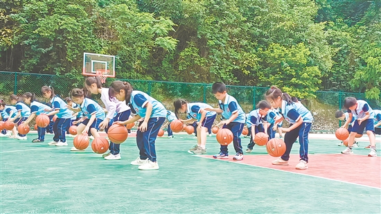 赤溪鎮(zhèn)中心小學(xué)開展特色活動，融合籃球運動、客家山歌與中華白海豚等元素。
